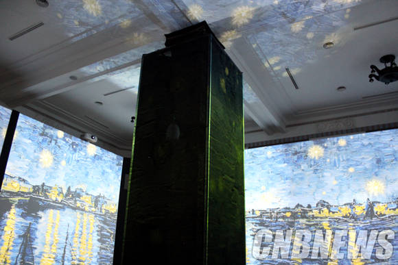 전시장 벽면과 천장을 활용해 반 고흐의 작품이 미디어아트로 구현된 모습.(사진=김금영 기자)