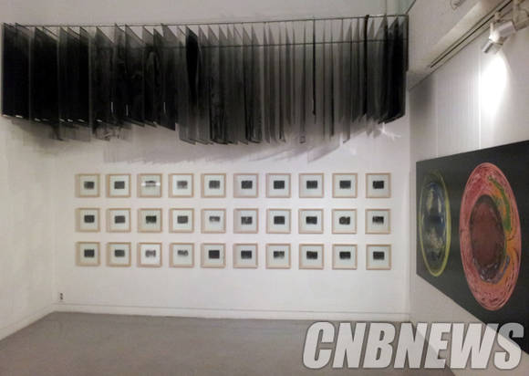 주도양 작가는 작업의 시작부터 끝까지 알려주는 과정 또한 이번 전시에서 선보인다. 폐기된 작품들을 전시장 한 공간에 끌어왔다.(사진=김금영 기자)