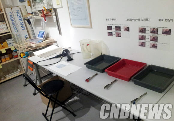 주도양 작가는 작업 세계를 공유하려는 의도로, 관람객이 직접 사진을 인화할 수 있도록 자신의 작업실 일부를 전시장에 끌어왔다.(사진=김금영 기자)