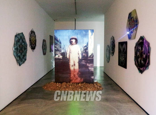 마리킴 작가의 개인전 ‘세티(SETI)’ 전시장. 신관 전시에는 우주에 가려는 인간의 노력을 작품으로 표현했다. 사진 = 김금영 기자