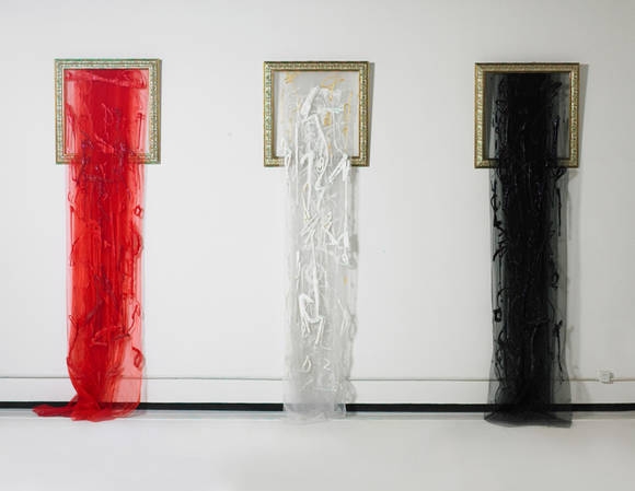 최헌기, '홍백흑 - 폭포'. 혼합 매체, 250 × 100 × 3cm, 2007.(사진=서울시립미술관)