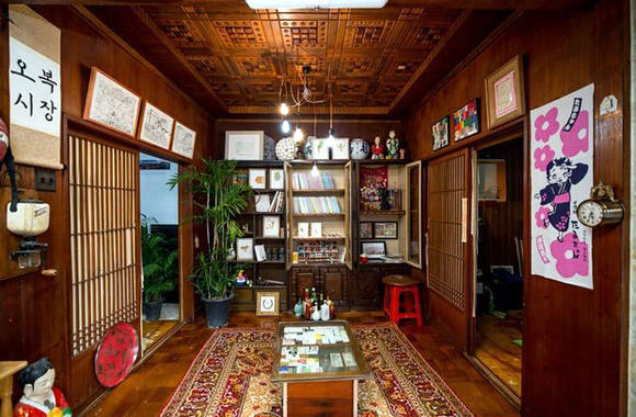 '오복시장'이 열리는 가정집 거실 전경.(사진=황규백)