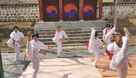 향교, 서원 체험에서 전통무예를 배우고 있다.(사진=문화재청)