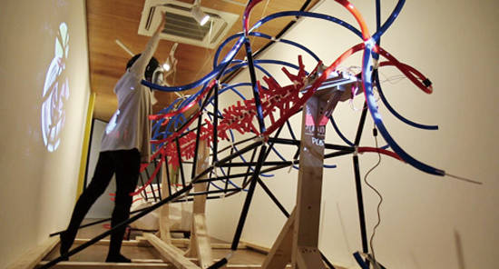 김동현, ‘디바인 프로포션 넘버 투(Divine Proportion No.2)’. PVC, 나무, 모터, 아두이노, 센서, 가변 크기. 2015. 사진 = 김동현 작가