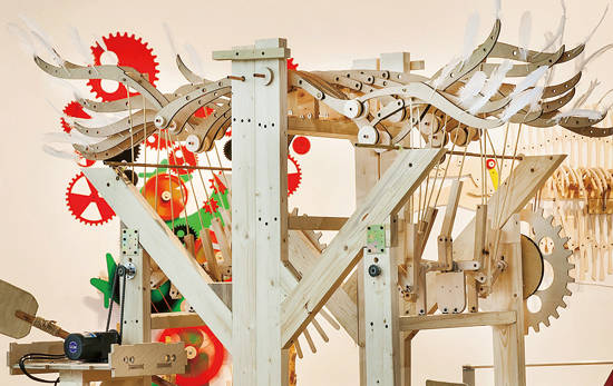 김동현, ‘바람이 불 때는 바람을 등지고 날아야 한다’. 나무, 기어, 알루미늄 사슬, 아두이노+센서. 200 x 180 x 170cm. 2015. 사진 = 김동현 작가