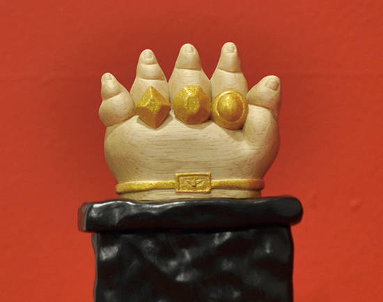 우주&림희영, ‘고장 난 시계를 한 손’. 나무, 스테인리스 스틸, 마이크로 프로세서, 레진, 14 x 12 x 33cm. 2016. 사진 = 플레이스막