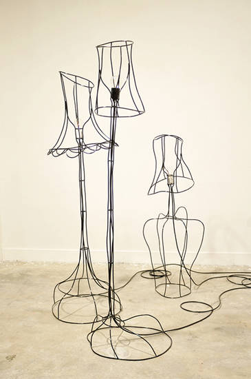 우주+림희영, ‘고장 난 전구 시리즈’. 스틸, 마이크로 프로세서, 레진, 스테인리스 스틸. 2016. 사진 = 플레이스막