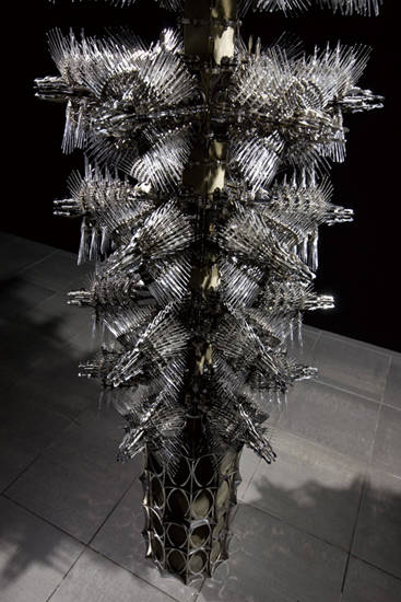 우주&림희영, ‘사일런스 오브 더 울프 - 시크릿 키핑 머신(Silence of the wolf - Secret keeping machine)’. 스테인리스 스틸, 마이크로 프로세서, DC 모터, 마이크로 DC 모터, mdf, 시멘트, 아크릴, 65 x 65 x 220cm. 2012. 사진 = 우주&림희영 작가