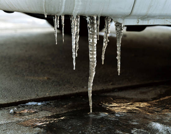 정영돈, ‘의아한 산책 - 고드름’. 피그먼트 프린트, 150 x 188cm. 2011~2015. 사진 = 송은아트큐브