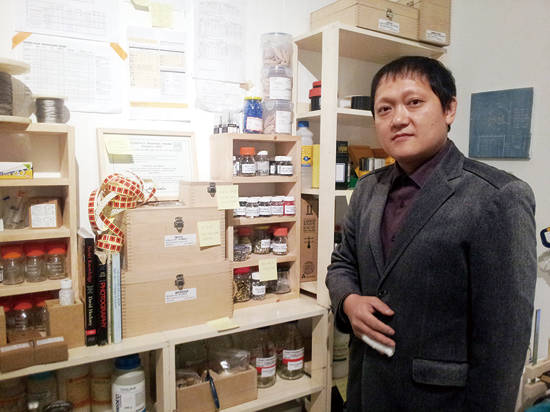 전시 공간에 재현된 작업실에서 포즈를 취한 주도양 작가. 사진 = 김금영 기자