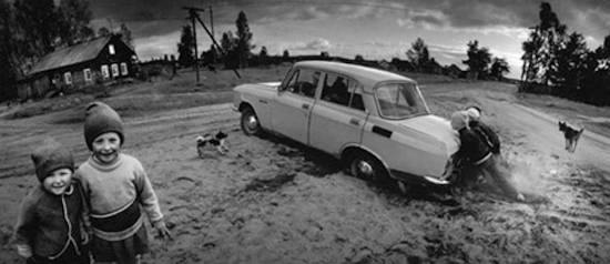 언 땅에 차바퀴가 빠져도 아이들과 개는 신이 난다. Vuokkiniemi, Carélie, Russia, 1991 © Pentti Sammallahti, 사진 = 공근혜갤러리