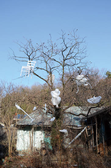 김현, ‘공존의 시간’. PVC 필름, 가변 설치, 2015.