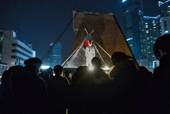 ‘손과 얼굴’의 옥상에서 퍼포먼스가 이뤄지고 있다.