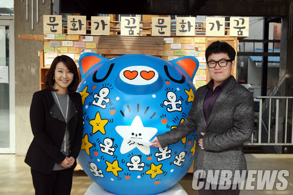 플랜투비 이승준 대표(오른쪽)이 서울문화재단 측에 기부금을 전달했다.(사진=서울문화재단)