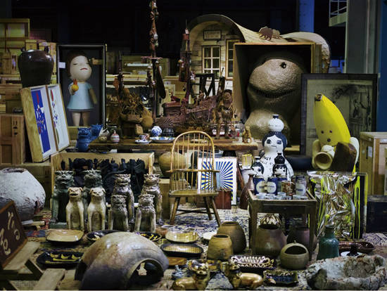 ‘수퍼 플랫’전에 무라카미 다카시가 선보이는 소장품들. 사진 = 요쿄하마 미술관, 히라오 켄타로우