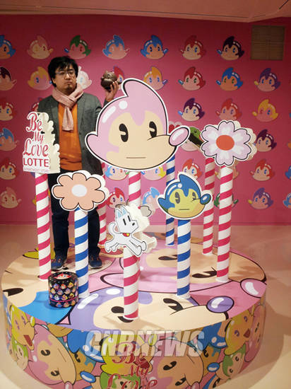 이동기 작가는 자신의 대표 작품 이미지인 ‘아토마우스’를 초콜릿으로 구현하는 컬래버레이션에 참여했다. 사진 = 김금영 기자