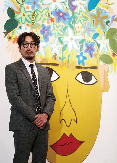 ‘네스프레소 X 하정우, #왓엘스(WhatElse)’전에 전시된 자신의 그림 옆에서 포즈를 취한 하정우. 사진 = 연합뉴스