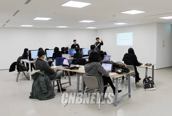 아티스트를 위한 팹랩에서 오후 강연이 진행되고 있다. 사진 = 윤하나 기자