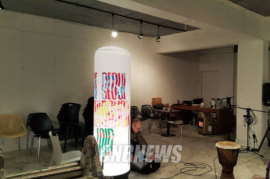 요기가 표현 갤러리에서 이안 존이 풍선 광고판으로 만든 악기를 실험하고 있다. 사진= 김연수 기자