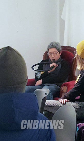 이한주가 자신이 만든 악기로 공연을 하고 있다. 사진=김연수 기자