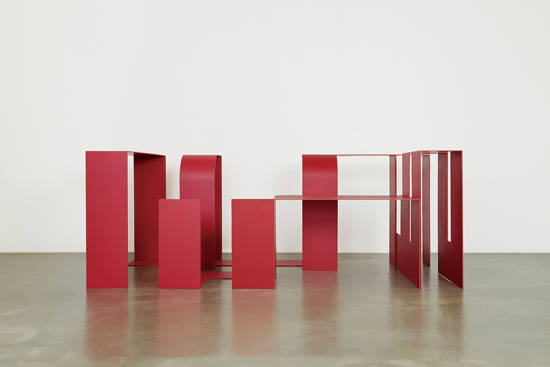 이은우, ‘Red Stripes’. 180 x 66 x 88cm, 우레탄 페인트, 강철. 2016. 사진 = 누크갤러리