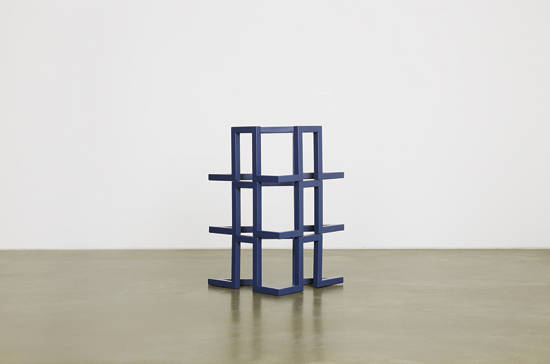 이은우, ‘Blue Triangle and Black Rectangle(부분)’. 각각 38.3 x 20.5 x 38.3cm 3 피스, 파우더 코팅, 강철. 2016. 사진 = 누크갤러리