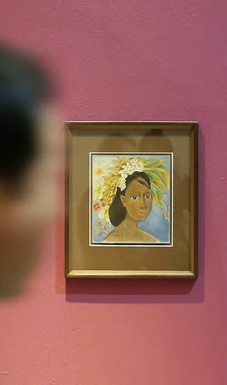 지난해 12월 24일 오후 서울 강남구 코엑스 A홀에서 전시관계자가 천경자 화백의 ‘바리처녀’ 작품을 보고 있다. 위 작품은 모작 논란을 일으킨 ‘미인도’의 참고 그림으로 지목된 작품이다. 사진 = 연합뉴스