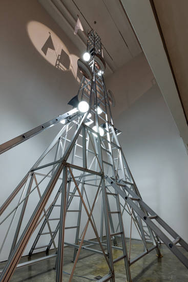 박혜수, ‘월드 베스트(Worlds Best)’. 가변 크기, 금속 구조물, 스텐, 깃발, 조명, 거울. 2016. 사진 = 송은아트스페이스