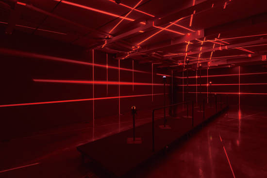 박혜수, ‘가변적 평균대’. 가변 크기, 금속 구조물, 레이저 수평계. 2016. 사진 = 송은아트스페이스