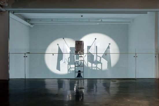 4층 메자닌에서 바라본 ‘월드 베스트(World’s Best)’의 왕좌. 백기 2개와 스포트라이트가 눈에 띈다. 사진 = 송은아트스페이스