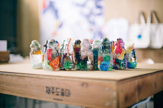 천근성 작가가 쓰레기를 넣어 만든 ‘비치코밍 하르방’. 사진 = 재주도 좋아