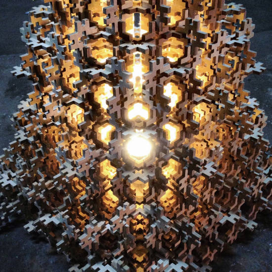 패브리커, ‘확산(Diffusion)’. 목재 합판의 자투리, 100 x 100 x 100cm. 사진 = 서울디자인재단