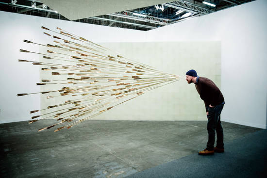 아모리 쇼의 전시장에서 관객이 작품을 호기심 가득한 시선으로 바라보고 있다. 사진 = 아모리 쇼