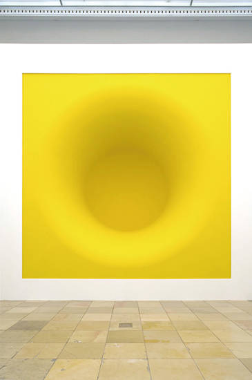아니쉬 카푸어, ‘노랑(Yellow)’. 유리섬유와 노랑 안료, 600 x 600 x 300cm. 1999. 사진 = 리쏭갤러리
