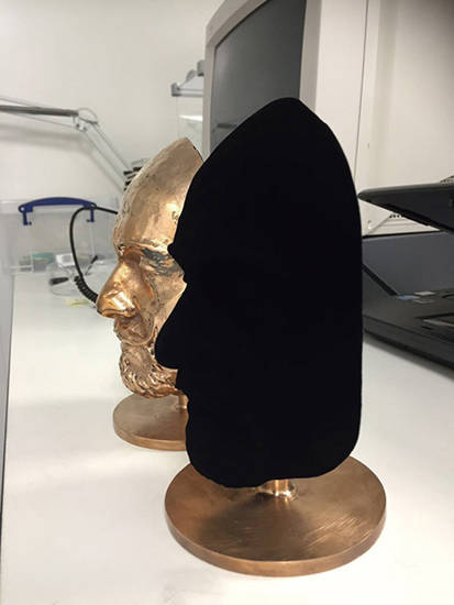 ‘반타 블랙’의 검정색은 너무 검어서 정면에서 볼 경우, 입체감을 주지 않는다. 사진 = 서리 나노시스템즈