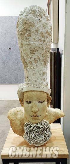 이번 미술제에 전시된 김나리 작가의 도자기 작품 ‘너에 대한 생각’(34 x 25 x 75cm). 사진=김연수 기자