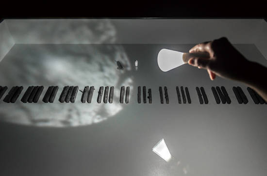 강우영, ‘야간채집’(디테일). 가변설치, 혼합 재료. 2015.