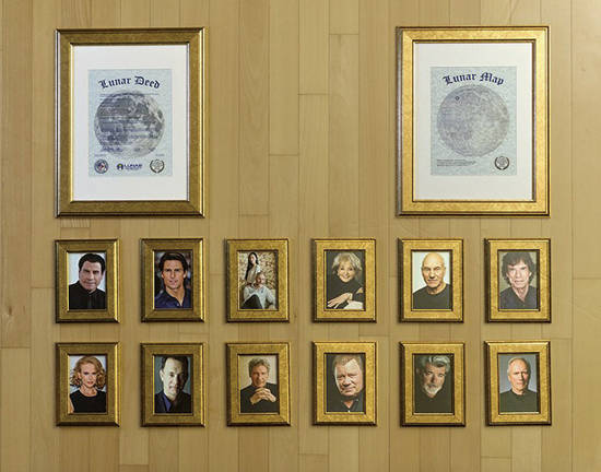 나나 앤드 펠릭스(Nana&Felix), ‘Lunar Estate’. 가변 크기, 액자에 사진. 2015.