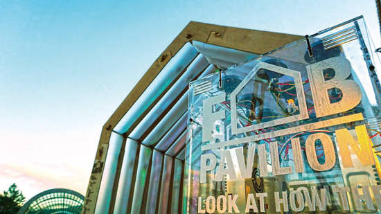 스페인 출신의 건축가이자 팹랩서울의 인스트럭터인 에두아르도 차모로가 ‘메이커 페어 서울 2015’에서 진행한 ‘팹 파빌리온’ 프로젝트. 사진 = 팹랩서울