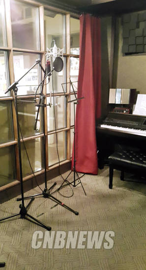 ‘미술 뒷담’팀이 이용하는 ‘자마 레코드’의 녹음실. 사진 = 김연수 기자