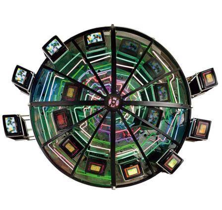 백남준, '넵튠(Neptune)'. 혼합 매체 설치, 16 TV 모니터, 257 x 257 x 64(d)cm. 1991.(사진=서울옥션)