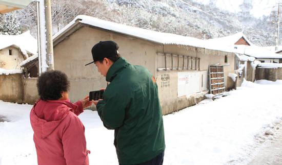 천근성이 부탁받은 할머니의 고향으로 가는 길을 묻고 있다. 사진 = 로컬익스프레스