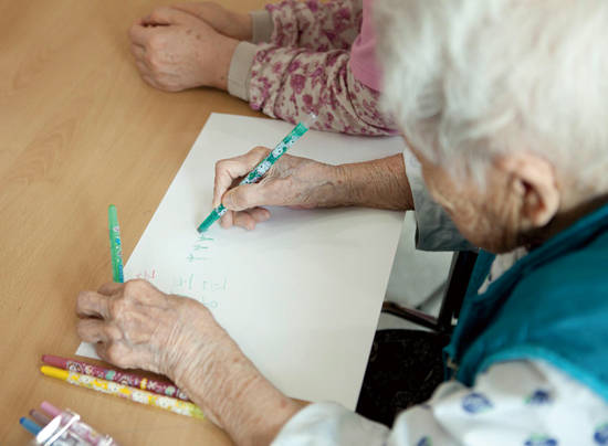 할머니가 열심히 그림을 그리고 계신다. 사진 = 로컬익스프레스