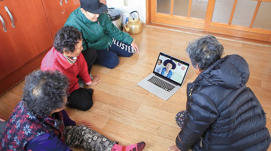 요양원에 머무는 할머니의 영상을 고향의 동네 친구들이 보고 있다. 사진 = 로컬익스프레스