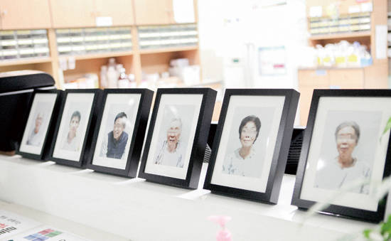 김태형 작가는 할머니, 할아버지의 영정사진을 찍어드린다. 단, 그는 노인분들의 현재 모습이 아니라 20년 전의 더 젊었던 모습으로 되돌려드리는 ‘마술’을 발휘한다. 사진 = 로컬익스프레스