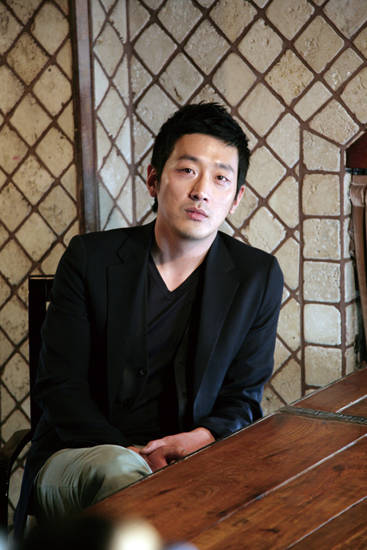 하정우는 2010년 표갤러리에서 개인전을 열며 본격적으로 미술 시장에 데뷔했다. 현재는 중견 화가급 대우를 받고 있다. 사진 = CNB 포토뱅크