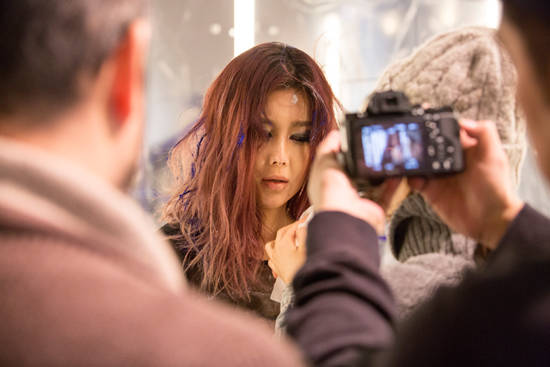 아트 뮤직비디오를 촬영 중인 솔비의 모습. 이정권 엠에이피크루 대표는 영상을 찍을 당시 솔비의 아이디어가 많이 반영됐다고 밝혔다. 사진 = 엠에이피크루