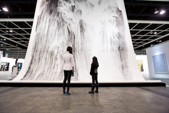 ‘아트바젤 홍콩’에 참여한 Hanart TZ(한아트 티지)갤러리의 작품 설치 전경. 사진 = 아트바젤 홍콩2016