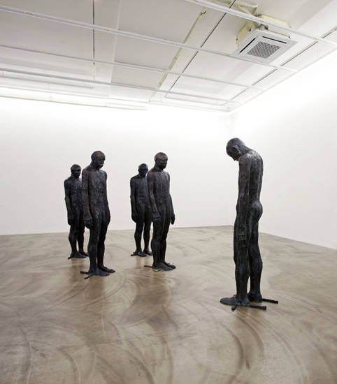 올해 아트파리 아트페어 행사장에 설치되는 배형경 작가의 실제 사람 크기 청동 조각상들. ‘Allusion(암시)’. 2013~2015. 사진 = 시몬 갤러리