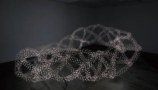 판매작으로 선보이는 김주현 작가의 조각 작품 ‘Extra Dimension(여분의 차원)’. 혼합 매체, 420 x 280 x 150cm. 2015. 사진 = 시몬 갤러리